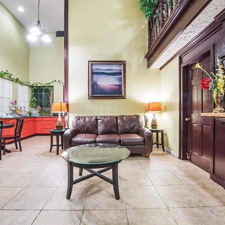 Howard Johnson By Wyndham San Marcos Εξωτερικό φωτογραφία