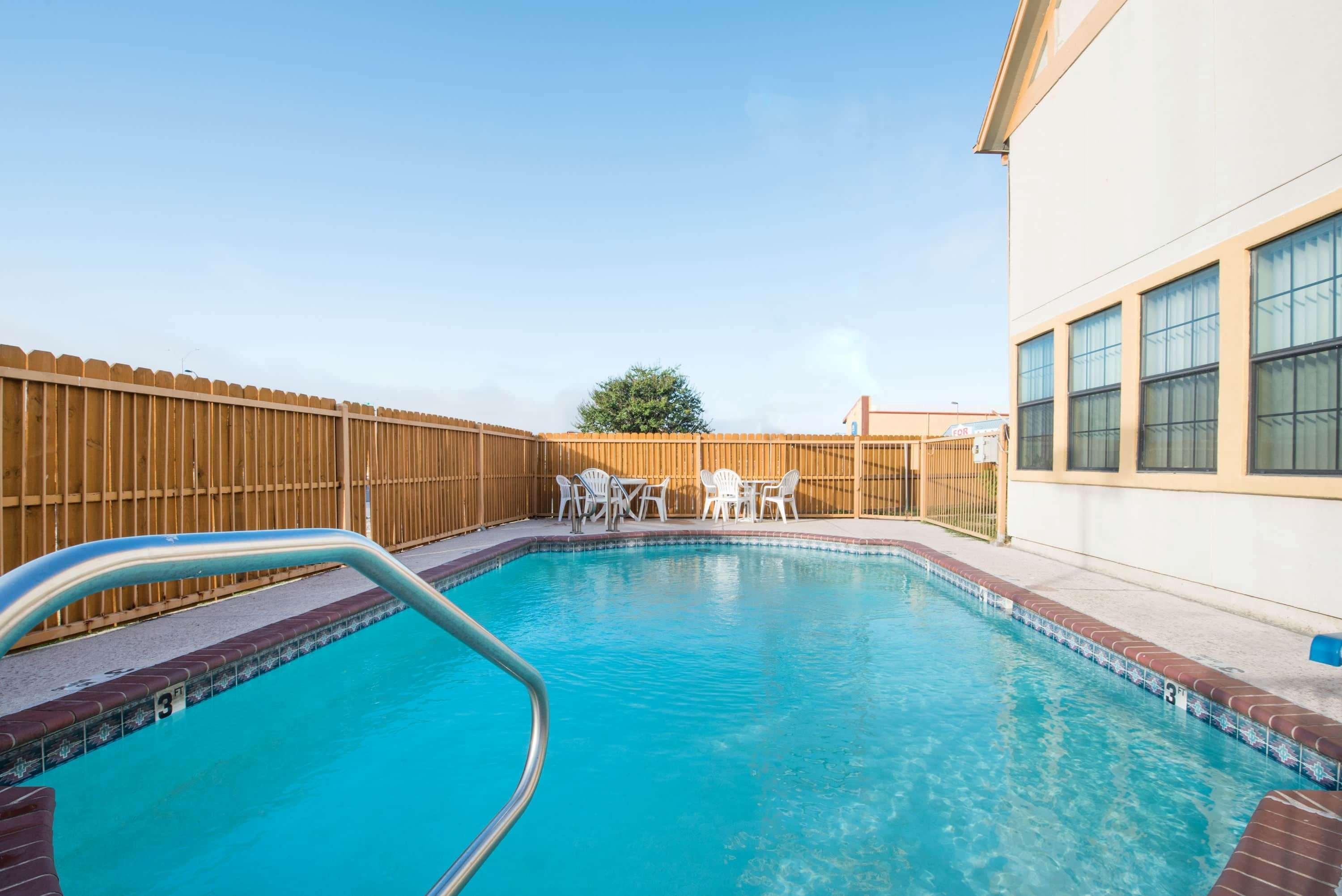 Howard Johnson By Wyndham San Marcos Εξωτερικό φωτογραφία